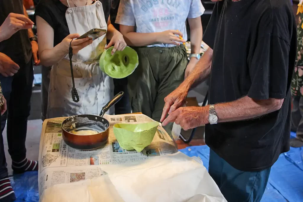 粘土型から髪を外す。