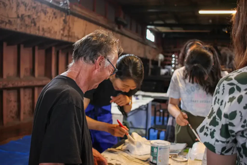 参加者と交流するクロードさん。