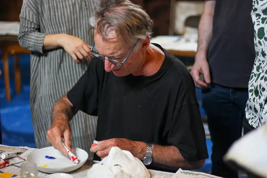 三原色の絵の具を絵皿に出す。